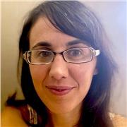 Como profesora de español online ofrezco una experiencia de aprendizaje única y enriquecedora. Mi bagaje incluye la enseñanza exitosa de español como lengua extranjera en un colegio de Finlandia, lo que me brindó una perspectiva internacional y habilidade